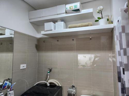 マニラにあるJana@ShoreC2のバスルーム(洗面台、トイレ、棚付)