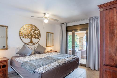 1 dormitorio con 1 cama con una foto de árbol en la pared en Villa Casa Pollino in Lloret de Mar, en Lloret de Mar