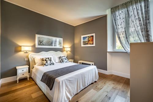 מיטה או מיטות בחדר ב-YiD Capo di Mondo Luxury apartment in florence