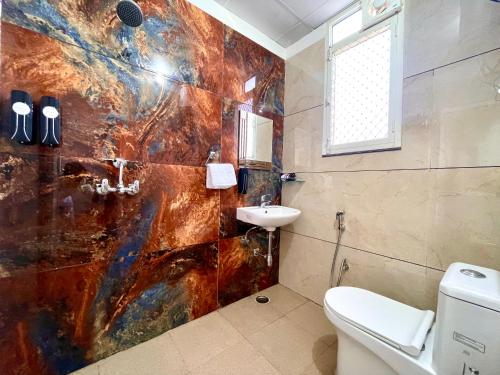 3BHK Airport Vista Apartment - Entire Apartment في جايبور: حمام مع مرحاض ومغسلة