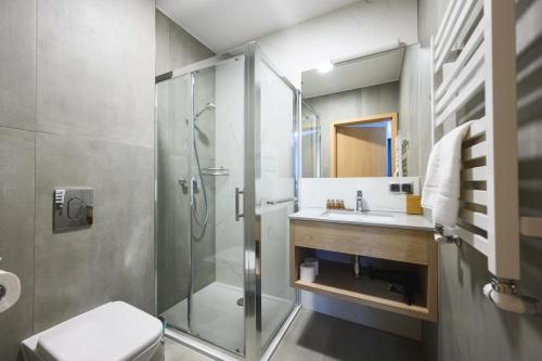 ソポトにあるMonte Carlo Apartments by OneApartmentsのバスルーム(シャワー、トイレ、シンク付)
