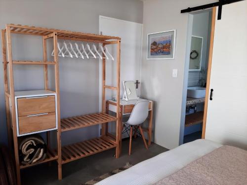 Cama o camas de una habitación en Milk Thistle Loft & Studio apartments