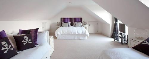 a white room with a bed and a couch at Stargazers in Saint Mawes