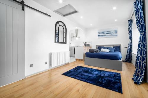 sala de estar con cama y alfombra azul en Luxury cosy apartment, en Birmingham