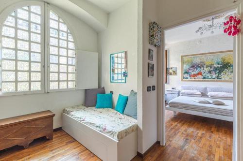 1 dormitorio con cama y ventana grande en Villa Monastero, en Arona