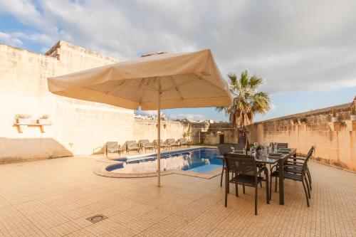 Patio nebo venkovní prostory v ubytování Centre Island Gozitan Farmhouse & Pool - Happy Rentals