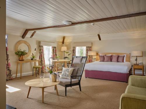 1 dormitorio con 1 cama, mesa y sillas en The Kingfisher, en Bedford