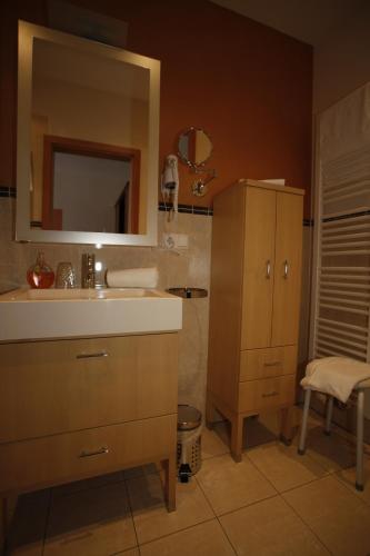a bathroom with a sink and a mirror at Hotel Schuberths am Schloss in Buttenheim
