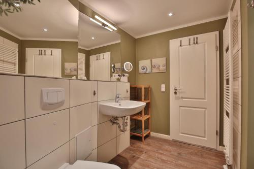 een badkamer met een witte wastafel en een toilet bij Domizil am Meer Domizil am Meer Appartement 16 in Timmendorfer Strand