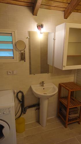 bagno con lavandino, specchio e servizi igienici di Lakazaphil a Le Gosier