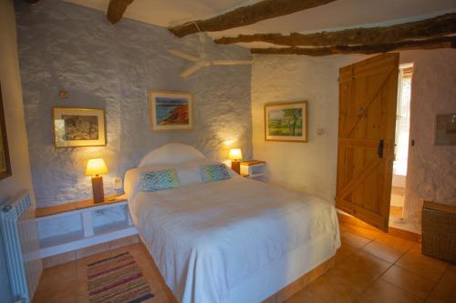 Postel nebo postele na pokoji v ubytování Wonderful comfortable finca in the Burga valley