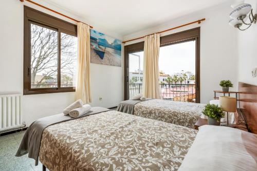 Postel nebo postele na pokoji v ubytování Hostal La Marina