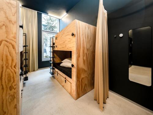 sypialnia z łóżkiem piętrowym w pokoju w obiekcie JO&JOE Vienna w Wiedniu
