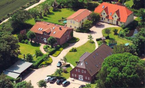 an aerial view of a large house with a driveway at Lieselotte Strandklamotte in Wulfen auf Fehmarn