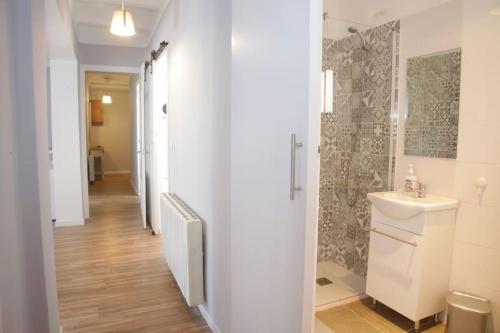 A bathroom at El Balcó del Bastareny Apartamento renovado 6p