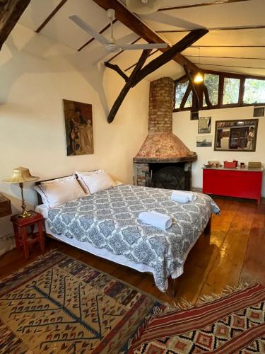 1 dormitorio con 1 cama y chimenea en Tuzla Yacht Club, en Tuzla