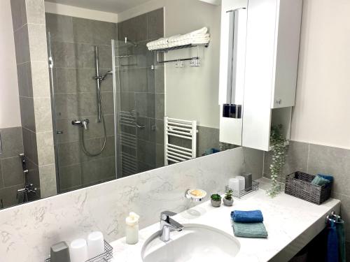 Kúpeľňa v ubytovaní Atrium Apartman Hévíz mit Panoramaterrasse und Tiefgarage