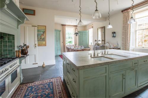 uma grande cozinha com um lavatório e um fogão em Finest Retreats - Tresillian House em Newquay