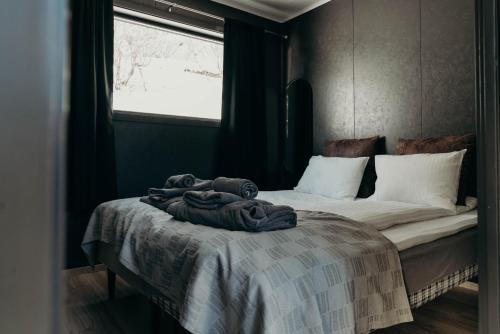 łóżko z stertą ręczników na nim w obiekcie Aurora Fjord Cabins w mieście Lyngseidet