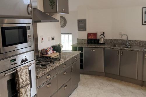 A cozinha ou cozinha compacta de Wonderful two bed City Centre Apartment