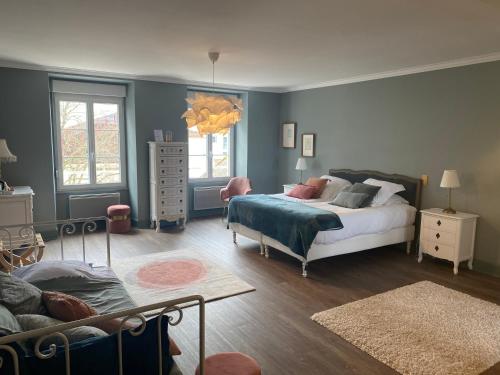 LudesにあるLa Villa Champagne Ployez-Jacquemartのベッドルーム1室(ベッド1台付)、リビングルームが備わります。