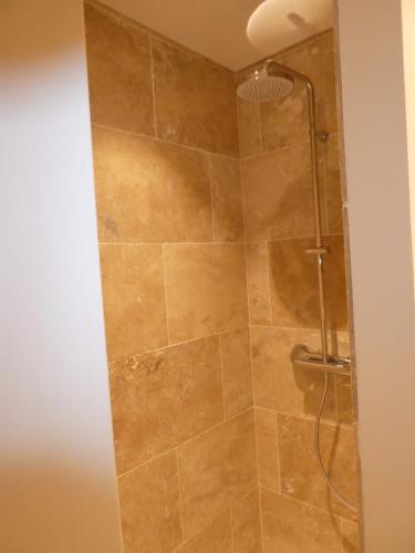 une salle de bain avec une douche avec une porte vitrée dans l'établissement Les Papillons du Ventoux - Le Souci - éénslaapkamerappartement met terras en tuin, à Malaucène