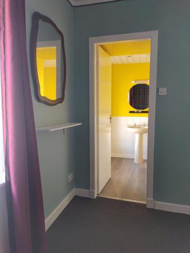 a bathroom with a mirror and a sink at The Bridge Inn in Tillicoultry