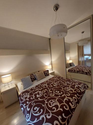 シュチェチンにあるSAS Apartamenty Perfectのベッドルーム(大型ベッド1台、大きな鏡付)