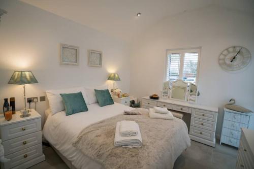 ein Schlafzimmer mit einem großen Bett und einem Spiegel in der Unterkunft The Muse at Framlingham Sleeps 4 in Framlingham