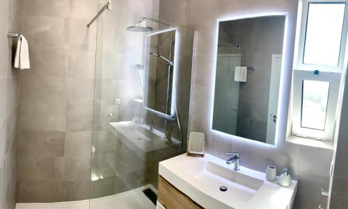 ポンタ・デルガダにあるCasa do Oのバスルーム(シンク、シャワー、鏡付)