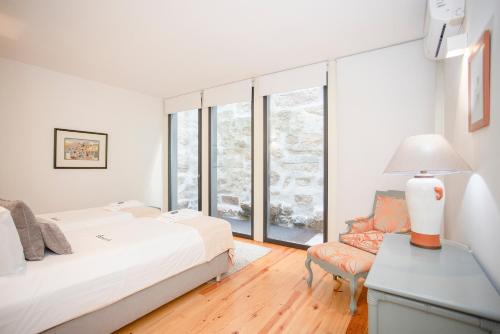 ポルトにあるLiiiving in Porto | Central Secret Terraceのベッドルーム1室(ベッド1台、デスク、窓付)