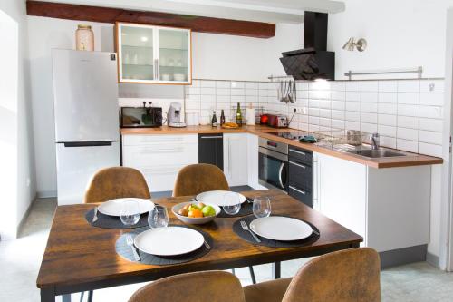 Η κουζίνα ή μικρή κουζίνα στο La couronne Maison 80m2 garage & terrasse
