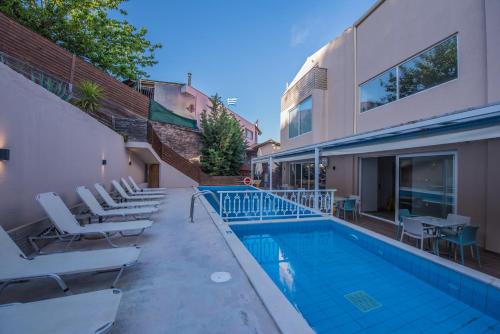 Bazén v ubytování Porto Planos Beach Hotel nebo v jeho okolí