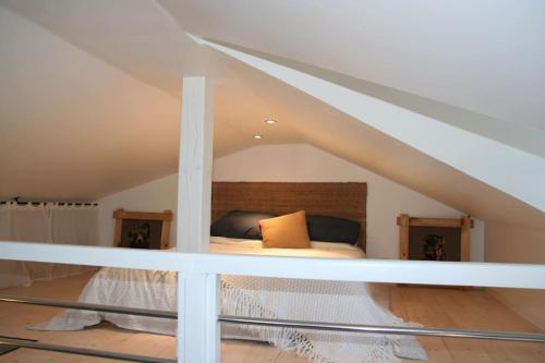 a bedroom with a bed in the attic at Gîte des Renards in La Broque