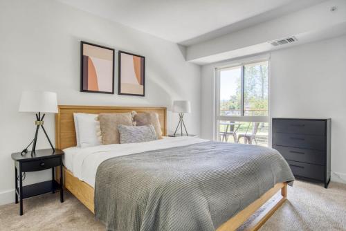 Ένα ή περισσότερα κρεβάτια σε δωμάτιο στο Menlo Park 2BR w Pool WD Gym nr 82 SFO-1048