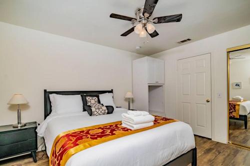 een slaapkamer met een bed en een plafondventilator bij Family Friendly 4B2 5B Condo in El Monte