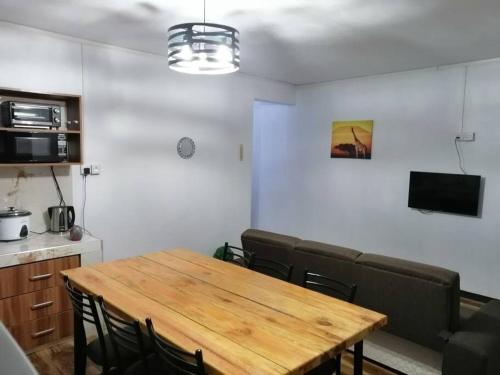 A+villa : غرفة طعام مع طاولة وكراسي خشبية
