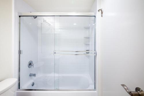 una doccia con una porta in vetro in un bagno di S Beach 1BR w Pool Gym Shops Dining Onsite SFO-395 a San Francisco