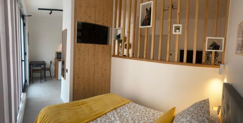 Кровать или кровати в номере Logement confortable, Nancy Thermal, Parc Ste-Marie