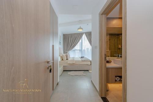 a bedroom with a bed and a bathroom with a window at Marco Polo - Stunning 2 BR With Marina Views, Huge Pool & Gym in Dubai