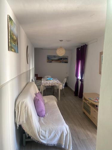 Cette petite chambre comprend un lit et une table. dans l'établissement Casa Nora, à Iznate