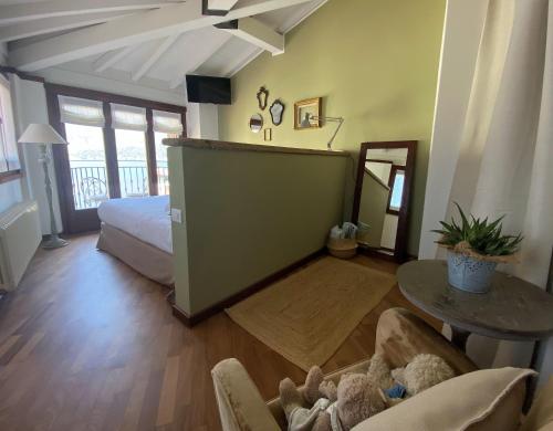 1 dormitorio con 1 cama y 1 mesa en una habitación en Il Molo Di Hotel Villa Aurora, en Lezzeno