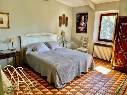 um quarto com uma cama, uma mesa e uma janela em Domaine La Lauren avec piscine chauffée et jacuzzi em Ferrassières