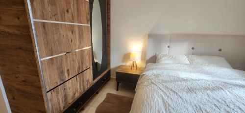 Кровать или кровати в номере AdeLion Albimo Loft
