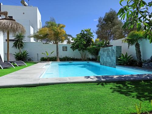 een zwembad in de tuin van een huis bij Angkor Wat Village in Puerto Real