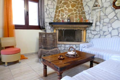 uma sala de estar com lareira e uma mesa de centro em Beachhouse Kokkinos Pyrgos em Kókkinos Pírgos
