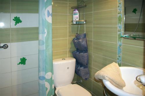 een badkamer met een toilet en een wastafel bij Beachhouse Kokkinos Pyrgos in Kókkinos Pírgos