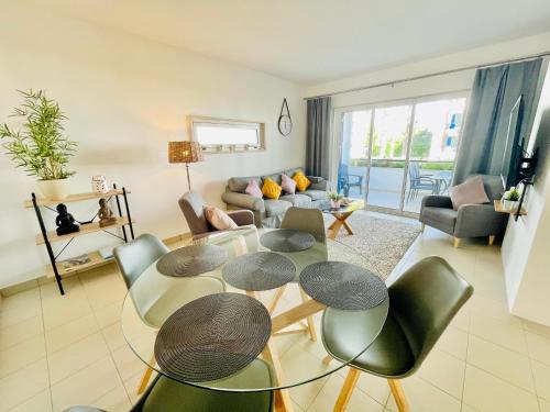 Angies Marina Apartment, includes 2 Free Passes for the Marina Pool