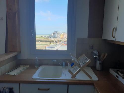 un comptoir de cuisine avec un évier et une fenêtre dans l'établissement O'3 PORTS, au Tréport