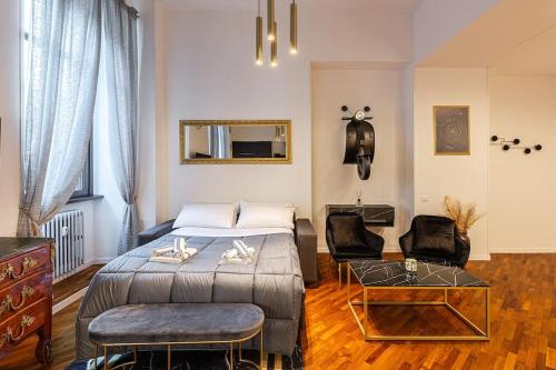 A bed or beds in a room at Luxury suite Como